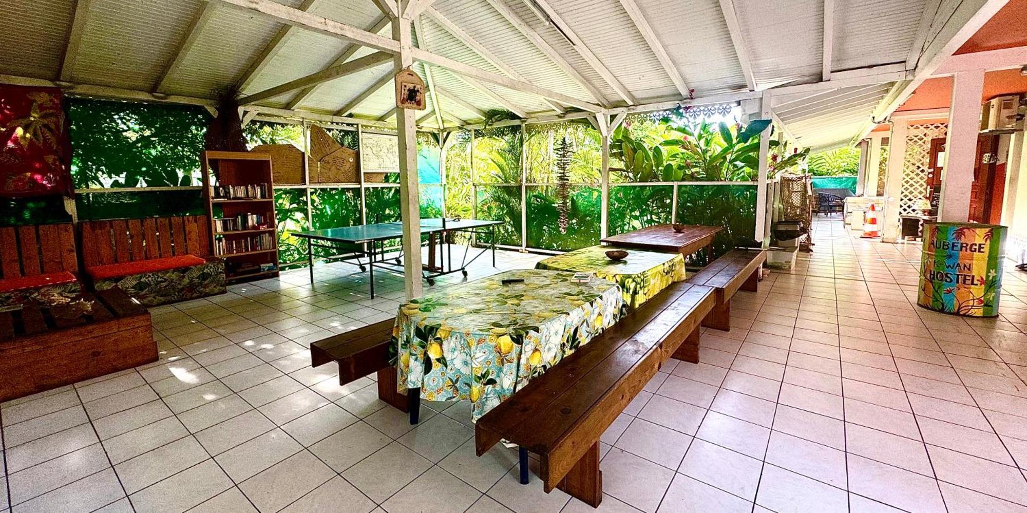 Auberge K-Wan Hostel - Proche Plages Десе Екстериор снимка